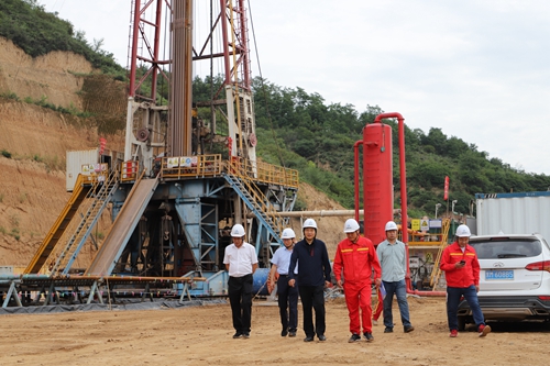 251692928939610927.jpeg 8月24日,陕煤地质集团副总经理冯西会带领信息技术部主任李小军、安全督查专员行星一行,到一九四公司宜川天然气钻井项目开展重大事故隐患排查整治2023行动督导检查,公司党委书记刘小康等陪同。——一九四公司李浩哲摄影报道.jpg