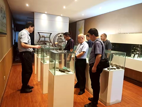 参观地质博览_副本.jpg