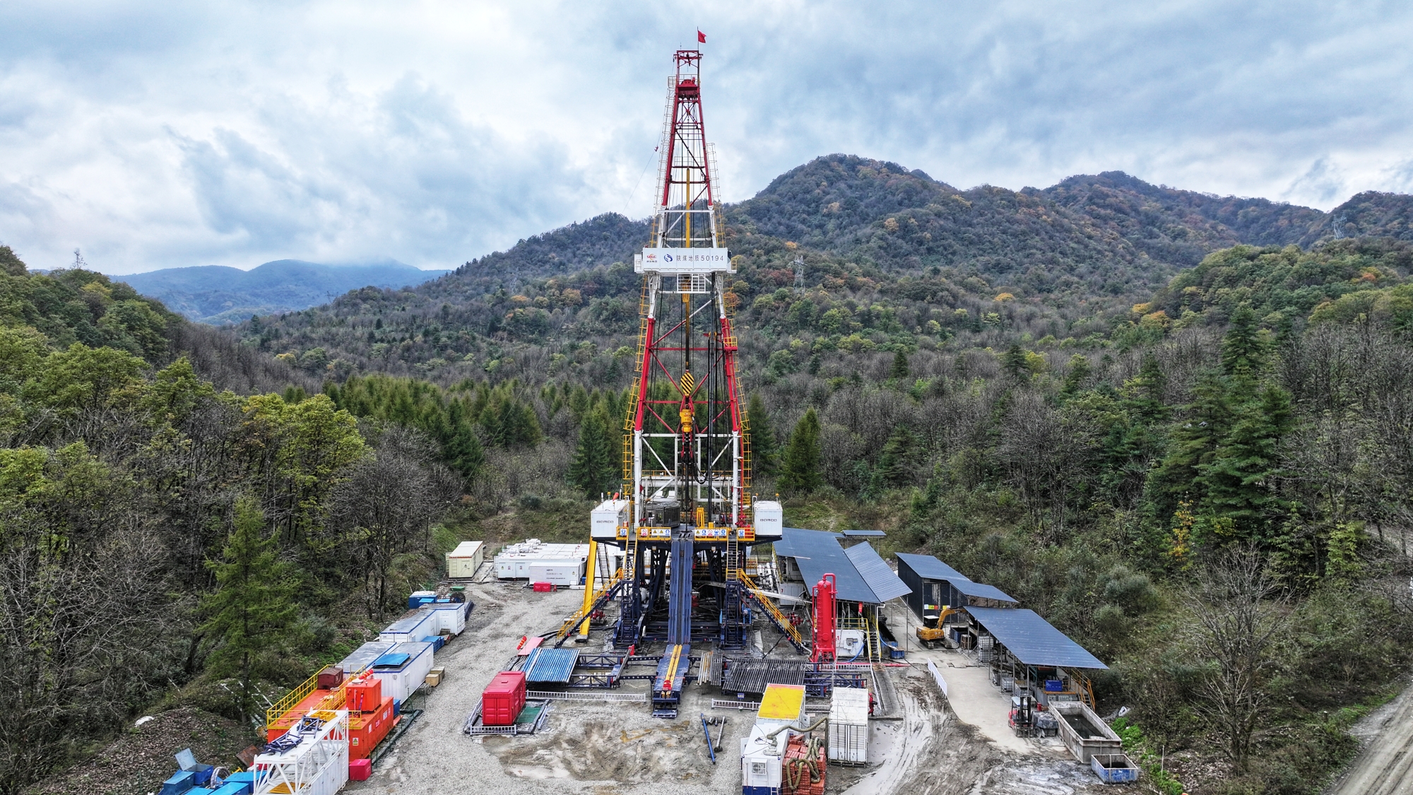 陕煤地质一九四公司：南郑首口页岩气井顺利完井 ZJ50DB智能装备展钻井技术“硬实力”。——陈玉颖摄 (2).jpeg