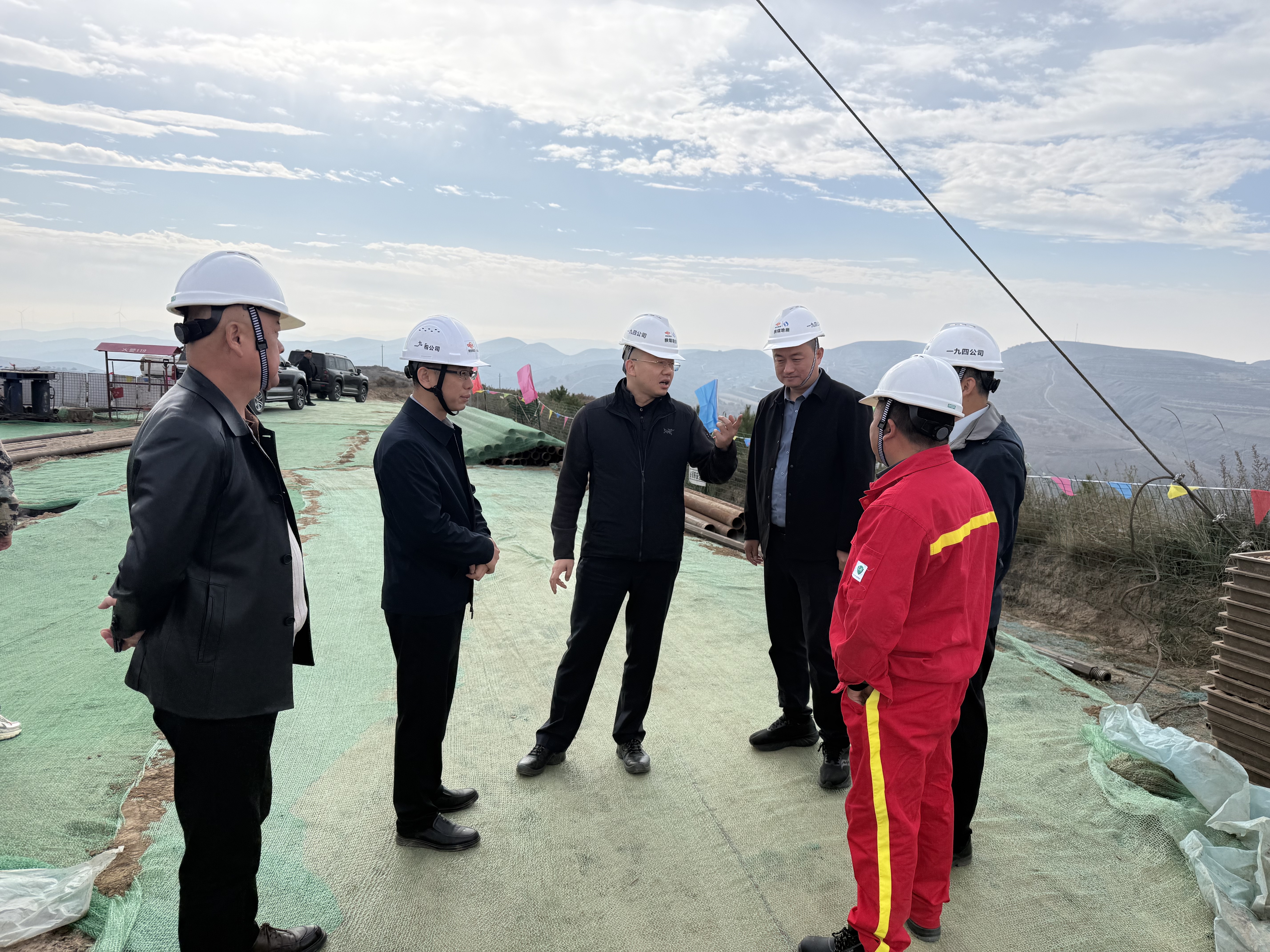 何斐到一九四公司甘肃钱阳山煤矿补勘项目开展秋季安全检查.jpg